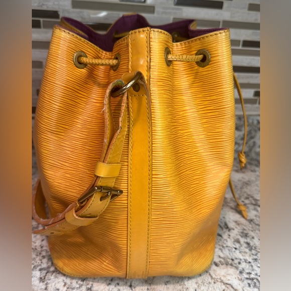 GUC✨LOUIS VUITTON BUNDLE Handbag & Wallet Epi Petit Noe CALLOUTS IN PHOTOS - Picture 3 of 16